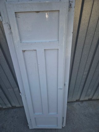 Puerta blanca de madera de ventanas antiguas