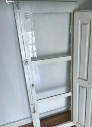Puerta blanca de madera de ventanas antiguas