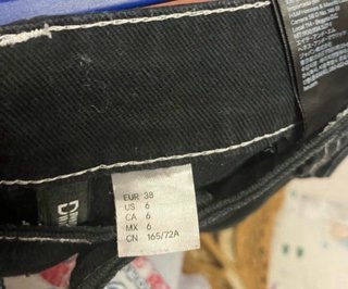 Vaqueros negros con pespuntes blancos