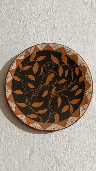 Plato de barro decorativo hecho a mano