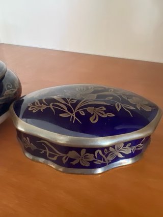 Lote 2 piezas porcelana decorativa azul y oro