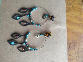 Pendientes hippies azules y marrones
