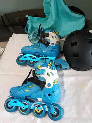 Patines en línea con casco y bolsa.