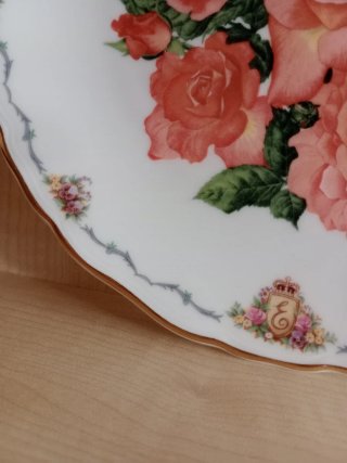 Plato decorativo de porcelana con rosas