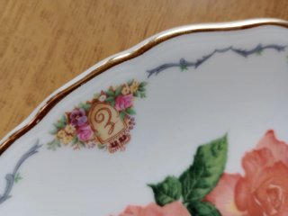 Plato decorativo de porcelana con rosas