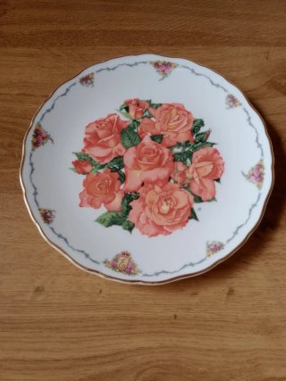 Plato decorativo de porcelana con rosas