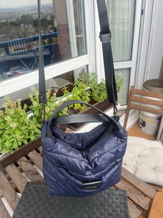 Bolso azul marino acolchado