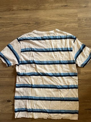 Camiseta de rayas azules y blancas