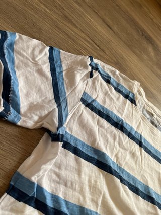 Camiseta de rayas azules y blancas