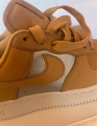 Tenis Nike Air Force 1 Marrón y Plata
