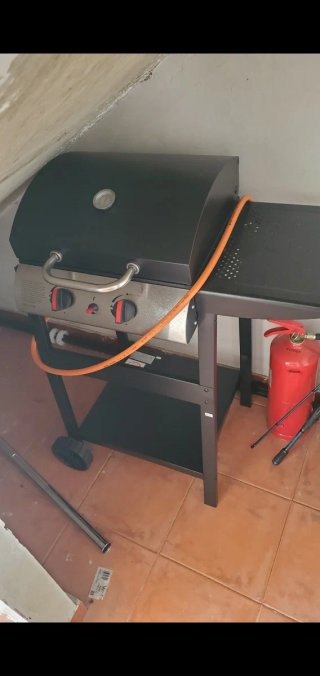 Barbacoa de gas negra