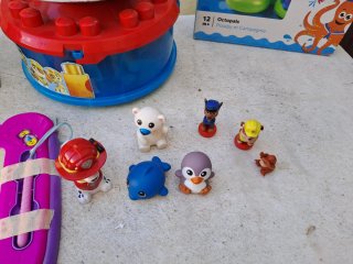 Lote de juguetes: Volante, Camión, Pizarra y Figur