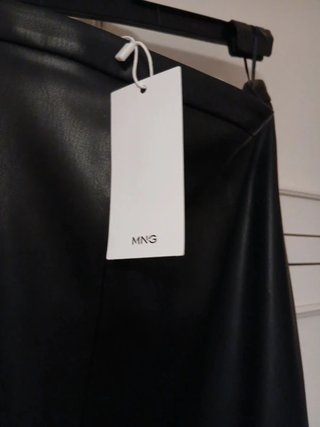 Falda midi efecto piel negra