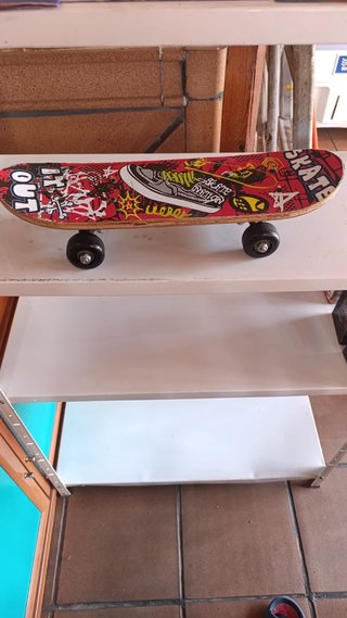 Monopatín infantil con diseño de skate