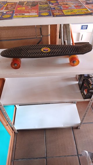 Monopatín Negro con Ruedas Naranja