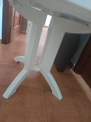 Tavolo pieghevole bianco in plastica