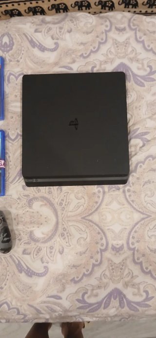 PLAYSTATYON 4 + 2 JUEGOS Y 1 MANDO