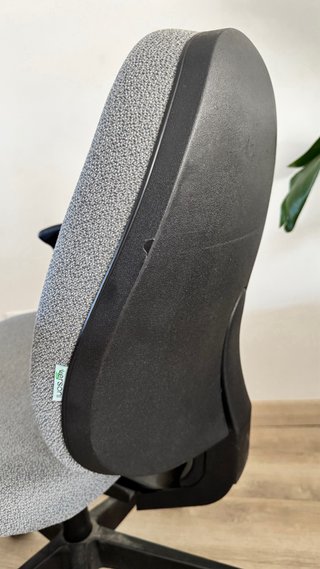Silla de oficina gris y negra