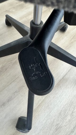Silla de oficina gris y negra