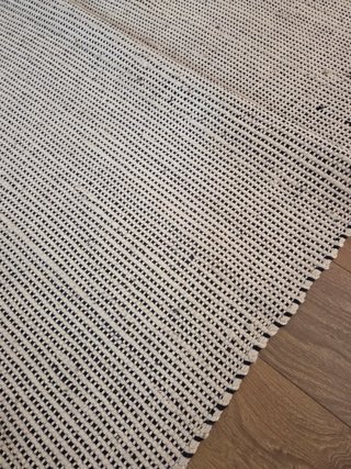 Alfombra beige y negra de tela y yute 3x2