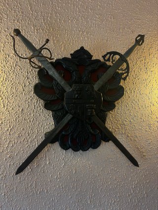 Espadas decorativas de metal y madera