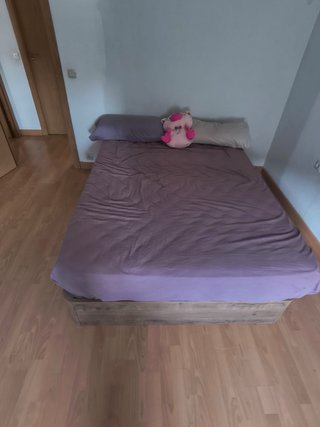 Cama con colchón y cojines
