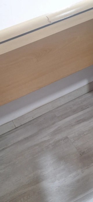 Escritorio de madera y metal