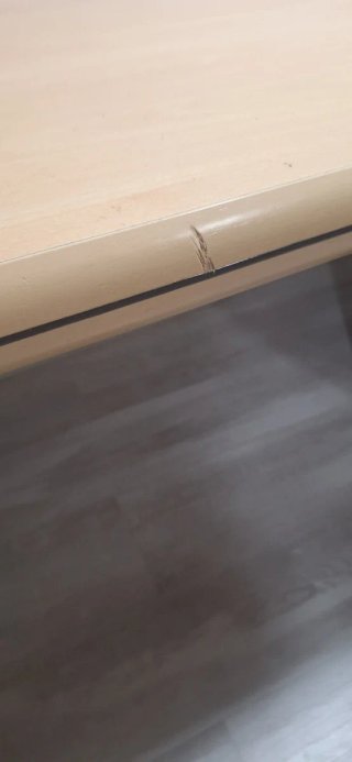 Escritorio de madera y metal