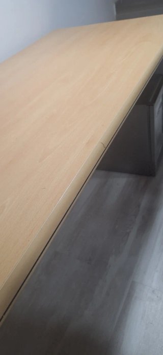 Escritorio de madera y metal