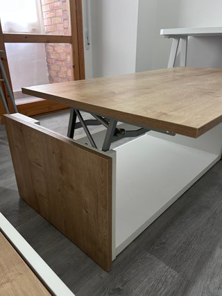 Mesa de centro moderna madera y blanca, elevable.