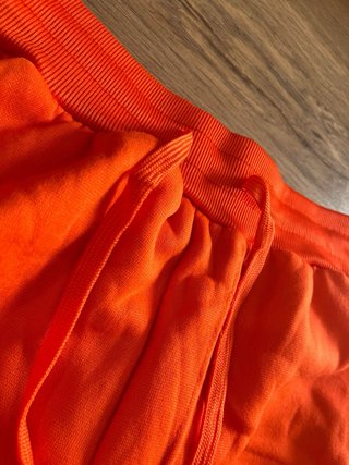 Pantalones naranjas largos