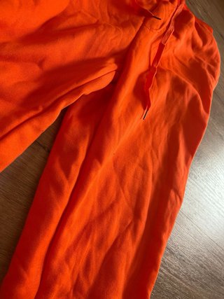 Pantalones naranjas largos