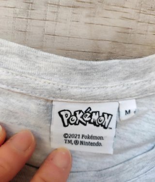 Camiseta Hombre Pokémon Mew Gris