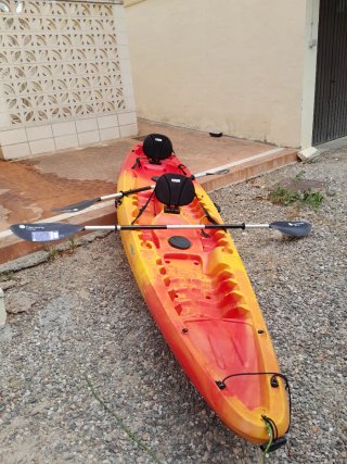 Kayak 3 plazas, 2 remos y chalecos. Costa Dorada.
