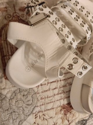 Sandali donna bianchi con borchie
