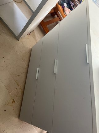 Cajonera de madera beige y blanca