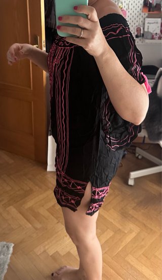 Vestido negro corto bordado rosa