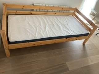 Cama litera de madera con colchón