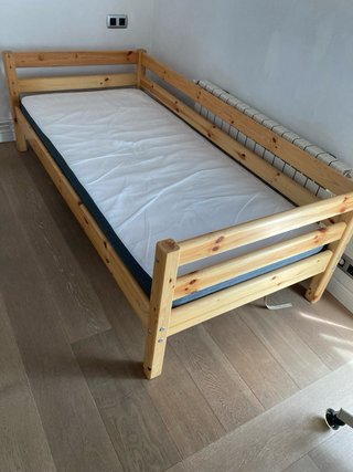 Cama litera de madera con colchón