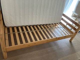 Cama litera de madera con colchón