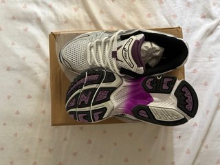 Zapatillas Asics plateadas y moradas