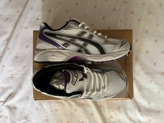 Zapatillas Asics plateadas y moradas