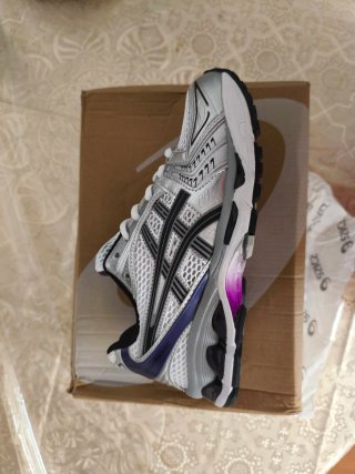 Zapatillas Asics plateadas y moradas