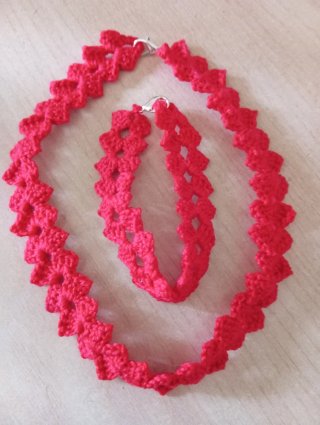 Gargantilla y pulsera roja