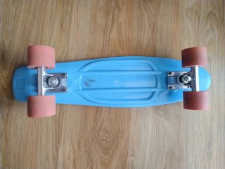 Skate azul con ruedas rosas