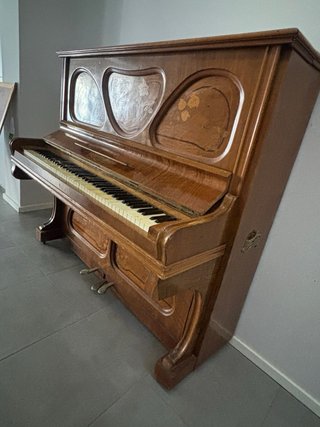 Piano antiguo de madera con incrustaciones