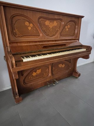 Piano antiguo de madera con incrustaciones
