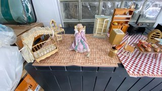 Casa de muñecas con muebles