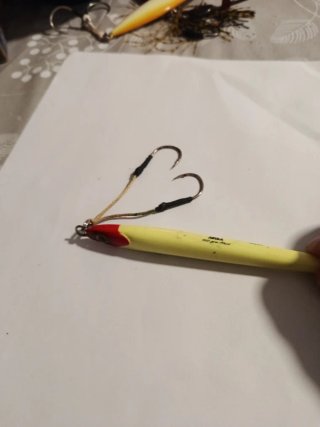 Esche da pesca rosso e giallo Hart akula 150gr