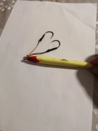 Esche da pesca rosso e giallo Hart akula 150gr